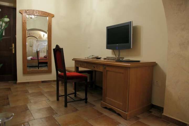 Room 6 of 27