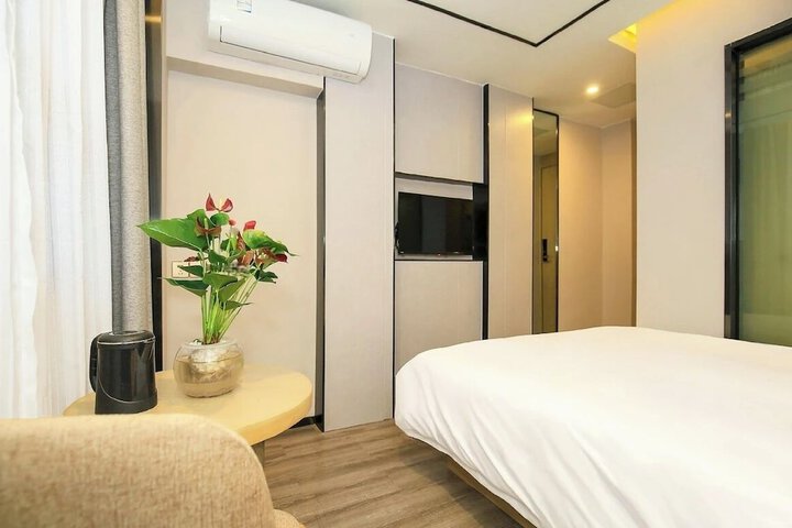 Room 12 of 20