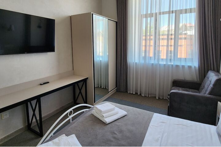 Room 17 of 38