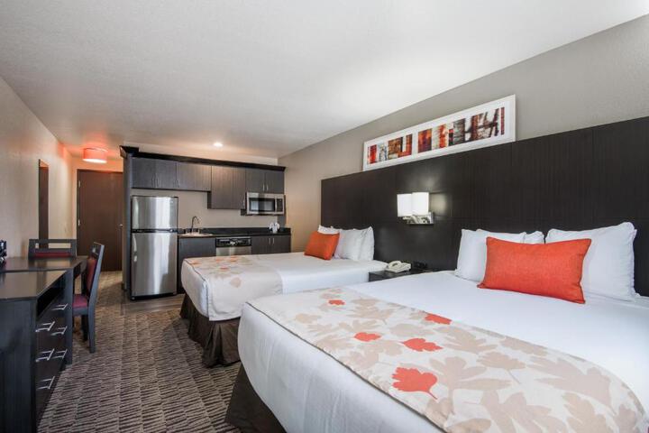2 Queen Beds Deluxe Room (1 of 9)