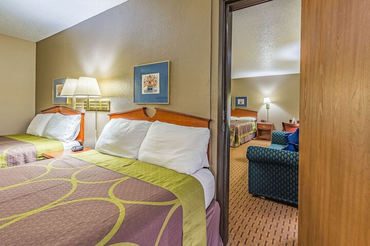 1 Queen Bed (3 of 10)