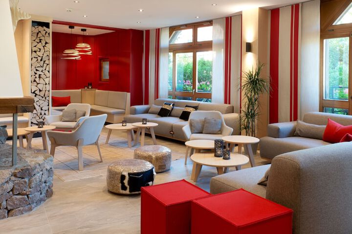 Lobby lounge