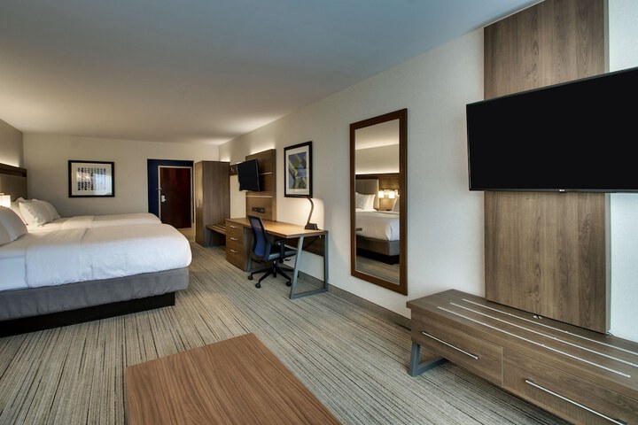2 Queen Beds (2 of 9)