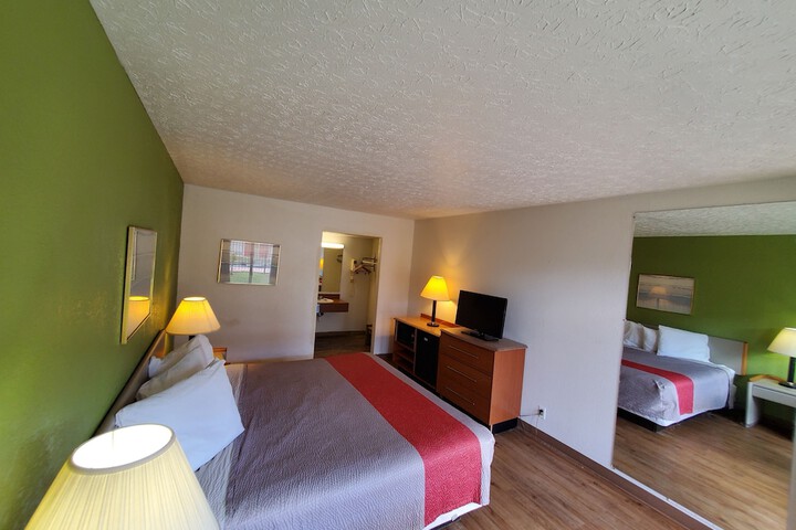 1 King Bed (5 of 8)