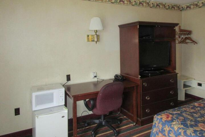 Standard Room, King or Two Doubles (2 of 4)
