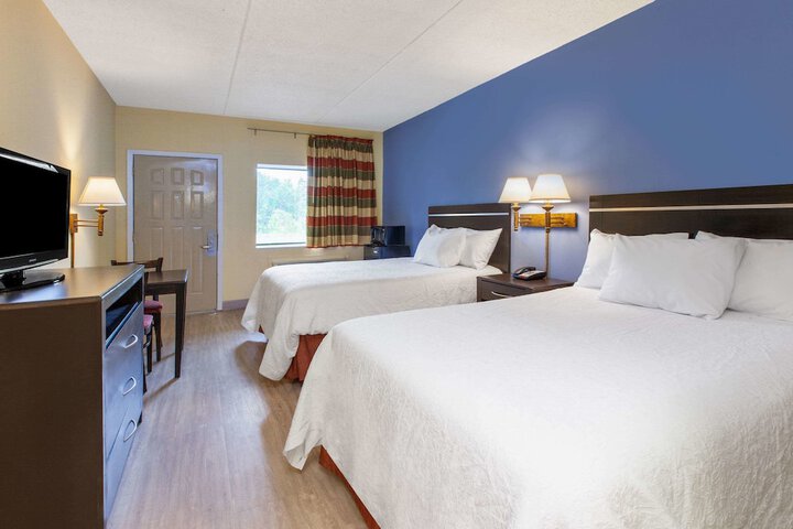 2 Queen Beds (2 of 8)