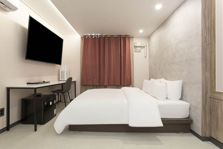 Room 4 of 28