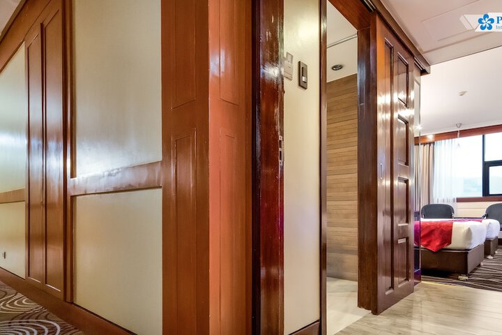 Hotel 2 of 77