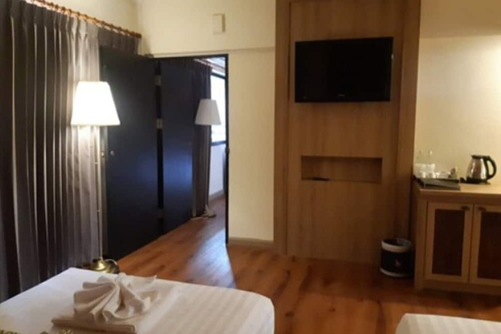 Room 34 of 143