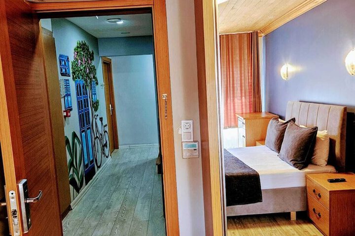 Room 53 of 204