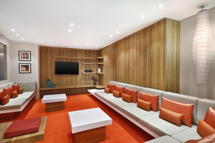 Lounge 34 of 44