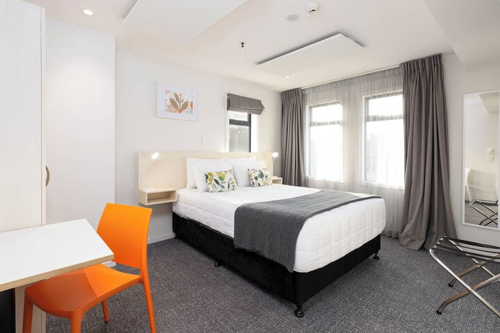 Room 10 of 99
