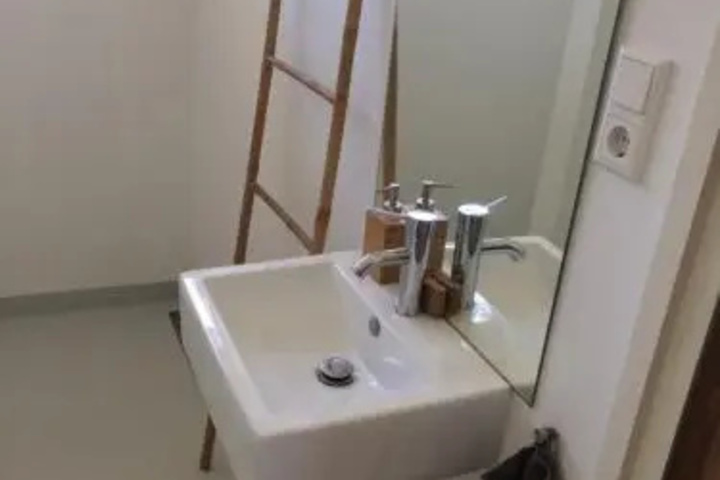 Room 5 of 11