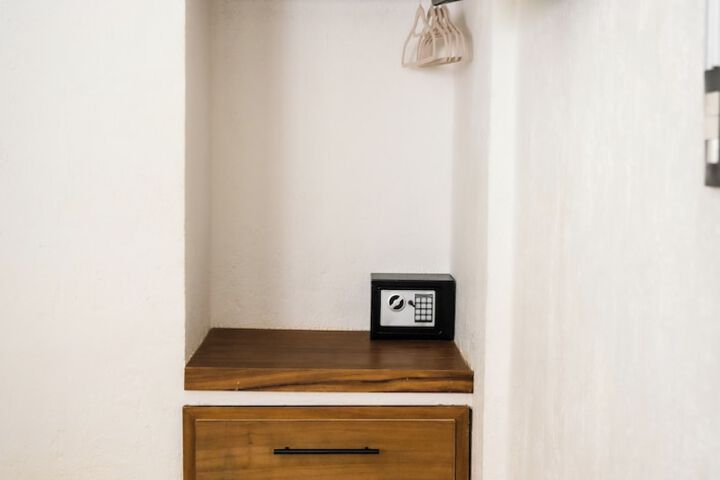 Room 33 of 80
