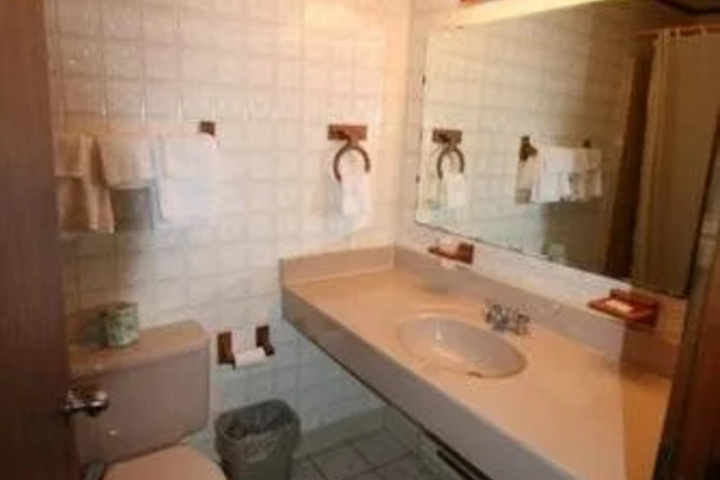Room 6 of 9
