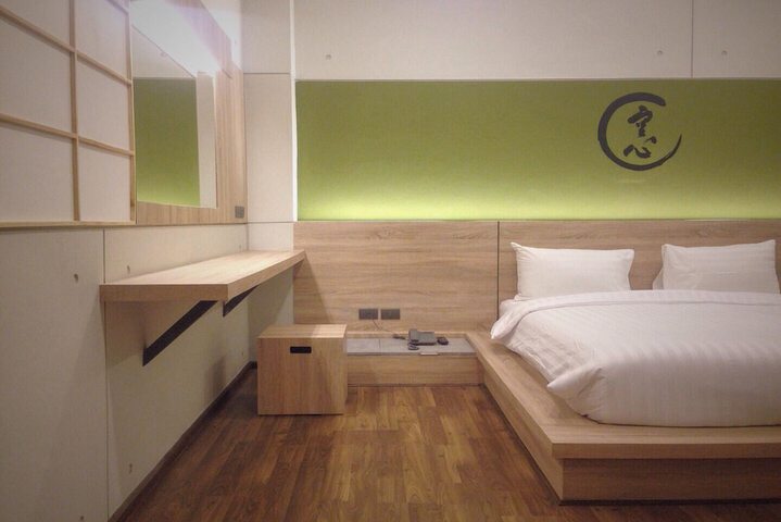 Room 10 of 33