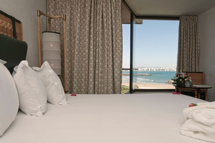 Room 13 of 102