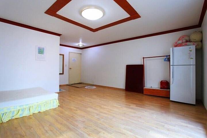Room 13 of 28