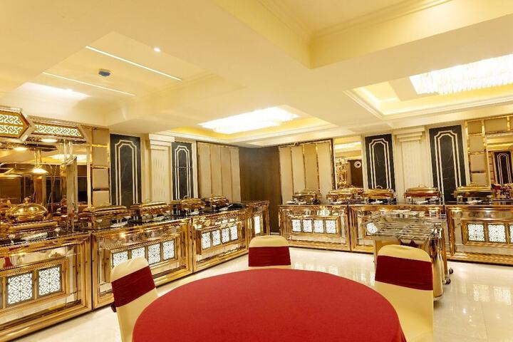 Ballroom/Hall 89 of 100