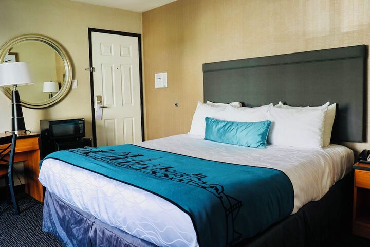 Deluxe King Bed (4 of 9)