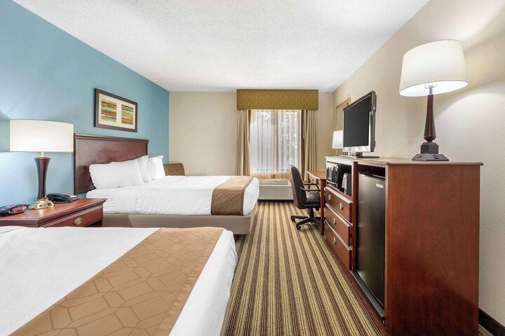 2 Queen Beds Microwave and Refrigerator Work Desk WiFi Full Breakfast (5 of 7)