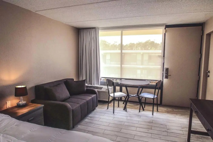 Room 6 of 15