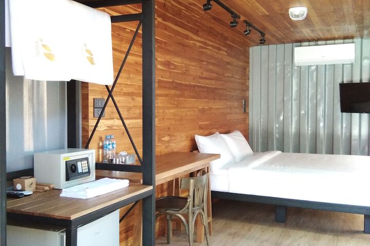 Room 8 of 100