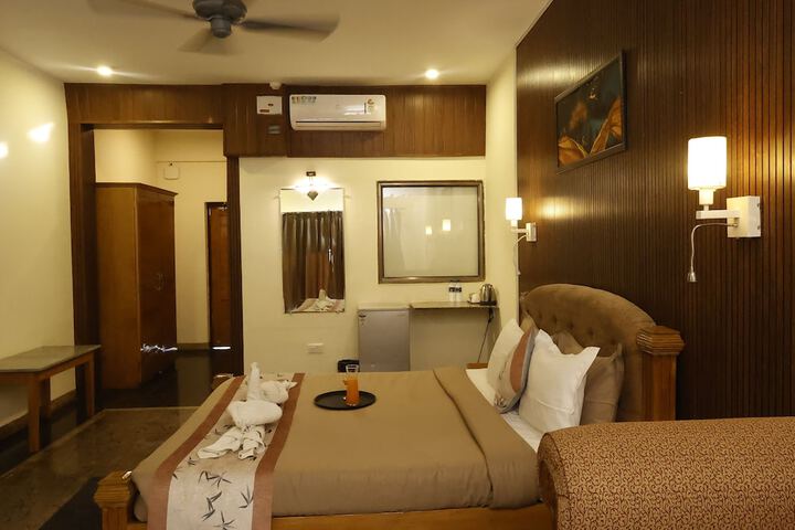 Room 33 of 100