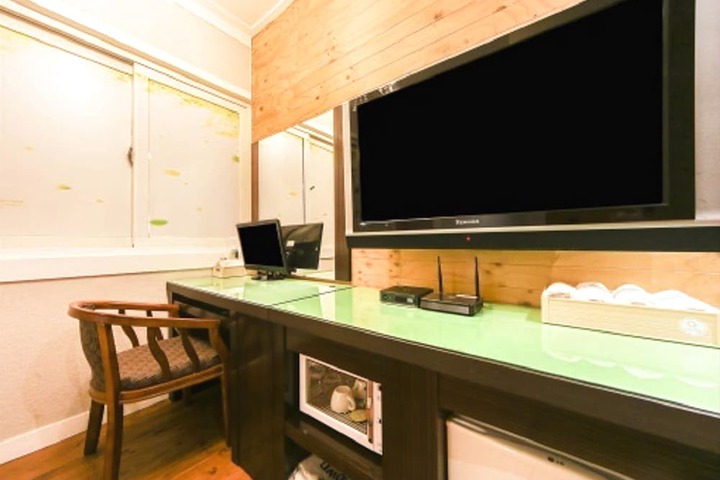 Room 5 of 12