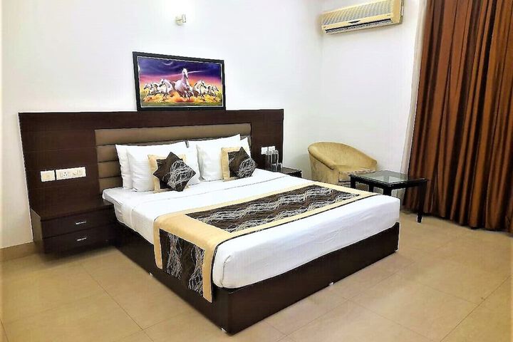 Room 9 of 12