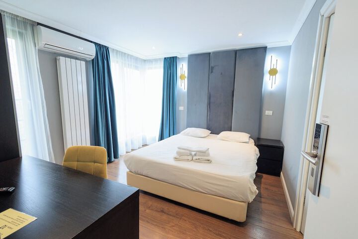 Room 4 of 25