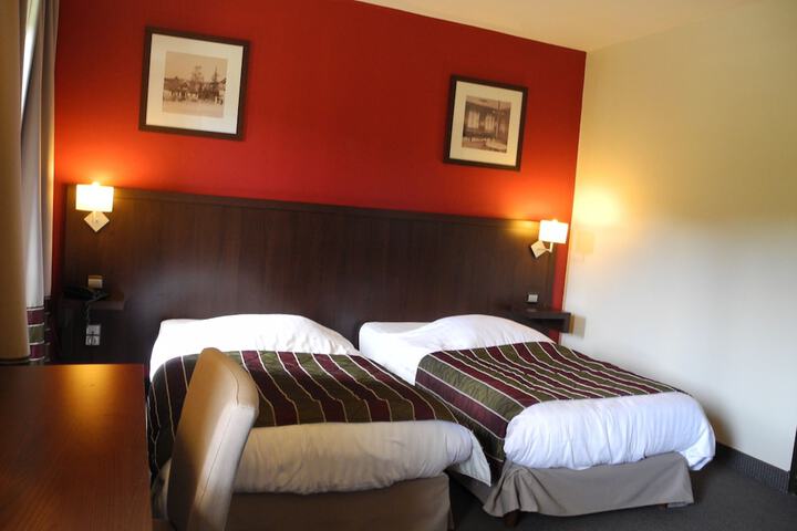 Room 9 of 40