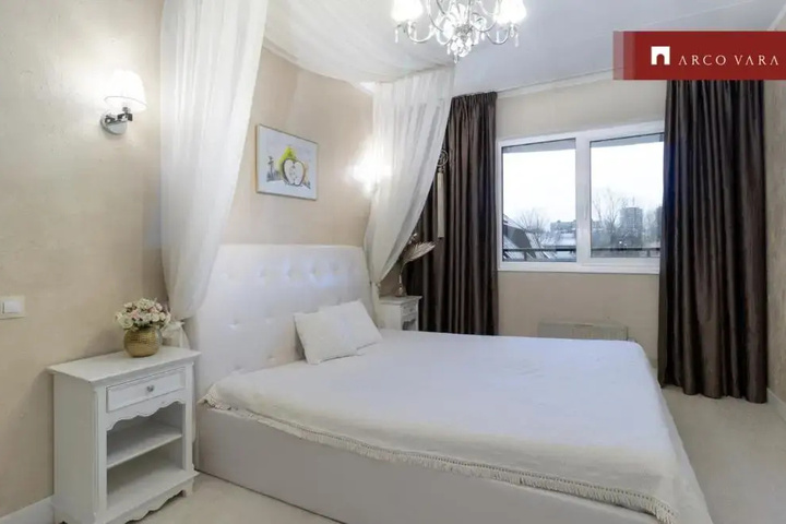 Room 4 of 11