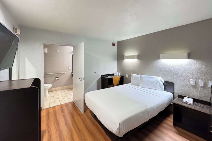 Double Deluxe Queen Bed (3 of 20)