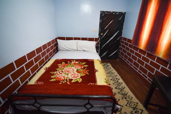 Room 6 of 25
