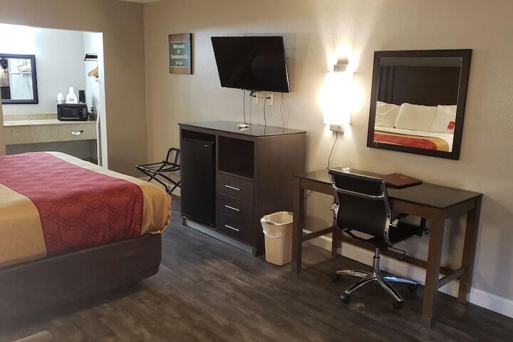 1 King Bed (3 of 15)