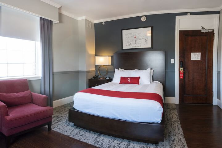 Single Queen Bed (7 of 9)