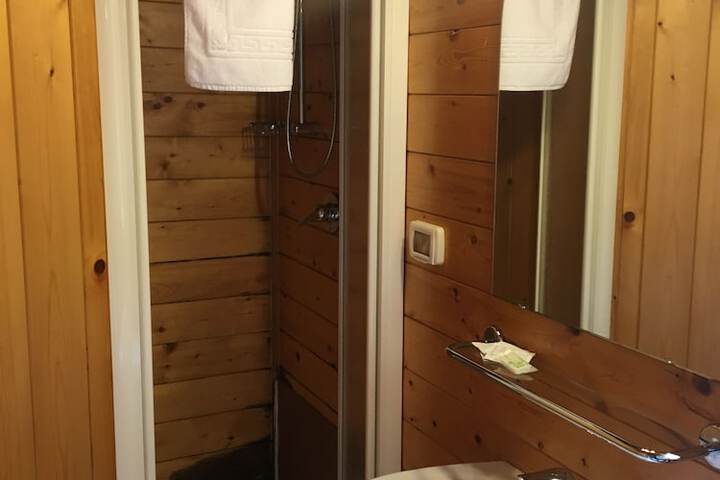Room 33 of 206