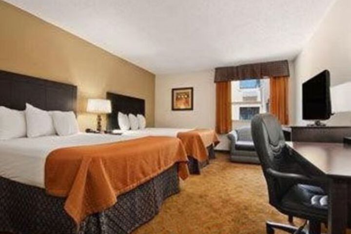 Room 11 of 32