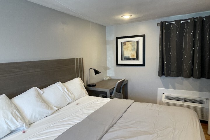 1 King Bed (6 of 18)