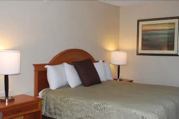 1 King Bed (4 of 8)