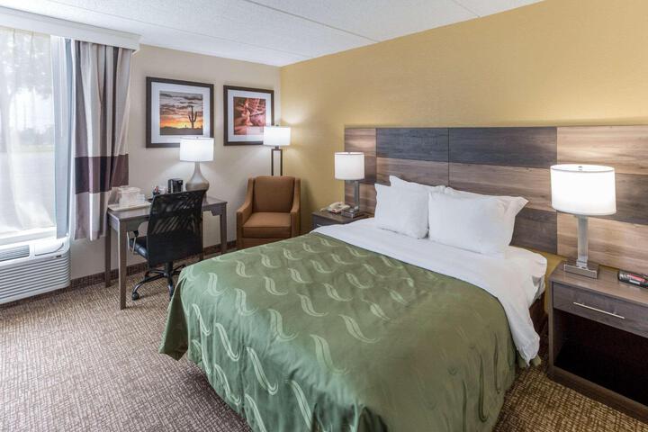 1 Queen Bed (3 of 17)