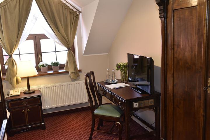 Room 10 of 16
