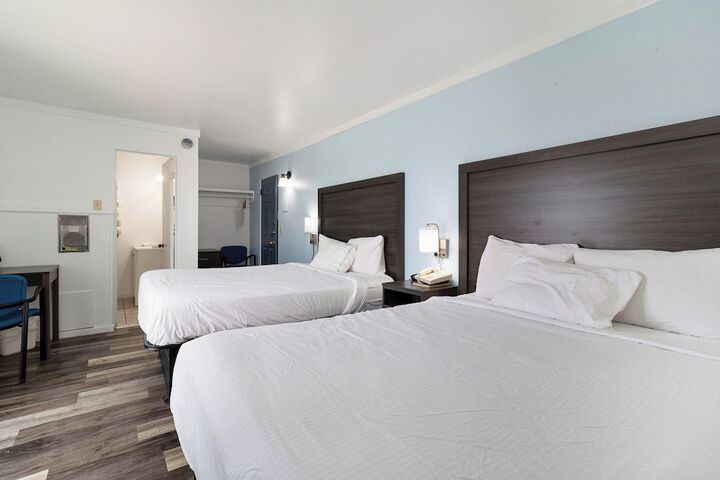 Economy Queen Bed Lake View Patio (23 of 82)