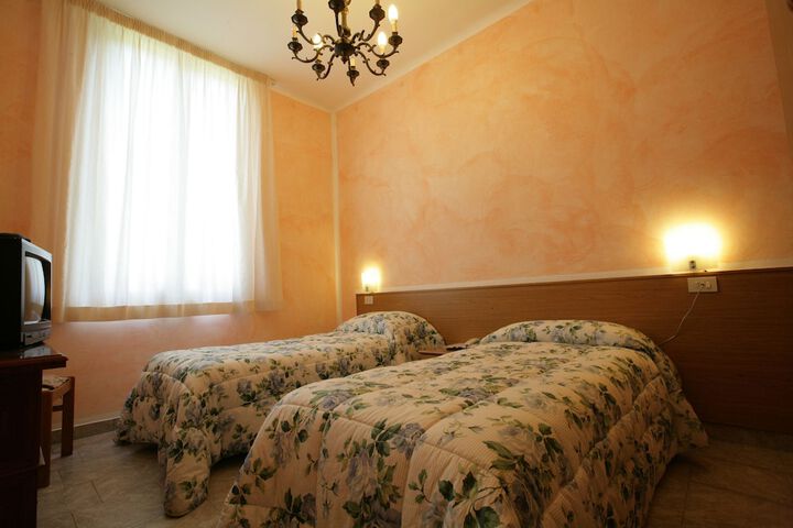 Room 2 of 37