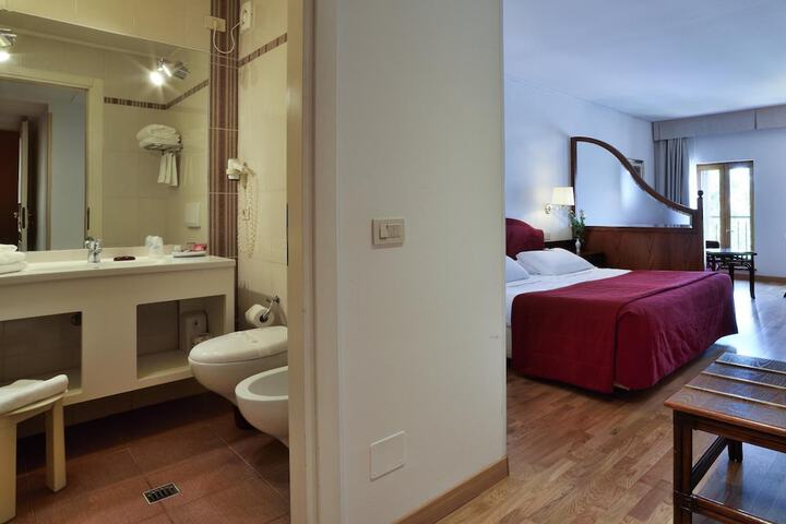 Room 15 of 48