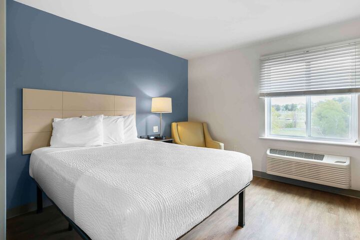 Studio Queen Bed (4 of 13)