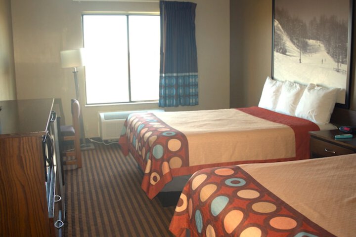 1 Queen Bed (9 of 18)