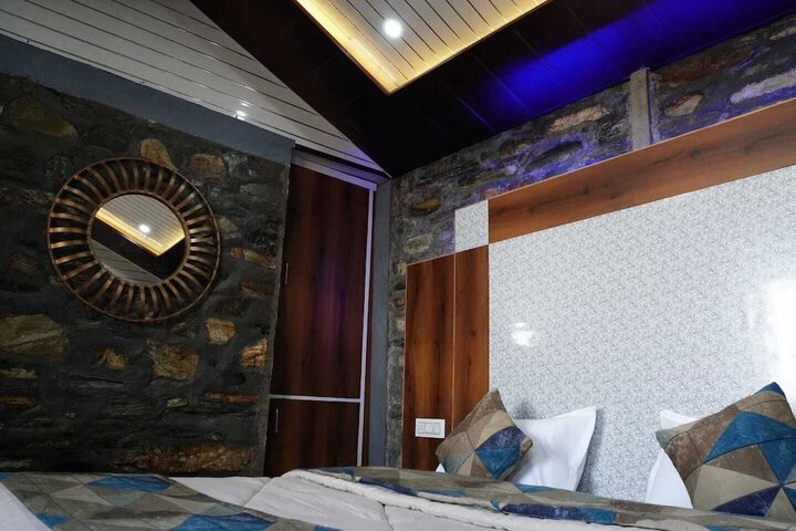 Room 6 of 12