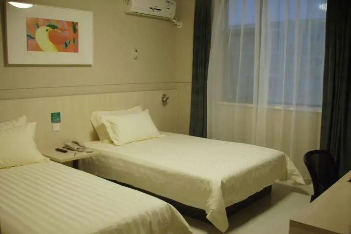 Room 2 of 10